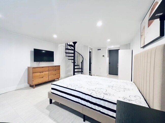 Foto del edificio - Furnished room/NOT APARTMENT