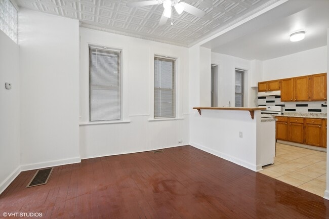 Building Photo - 560 W 18th St