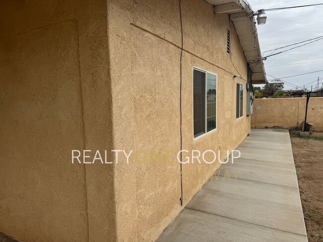 Building Photo - Compact 2 Bedroom 1 bath home with parking...