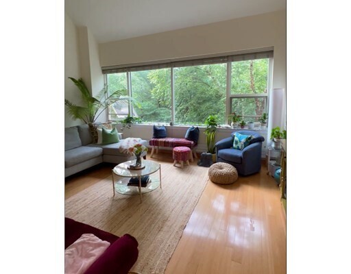 Foto del edificio - 290 Pleasant St