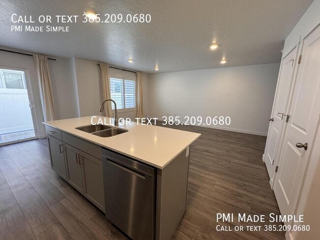 Building Photo - 978 W Broadleaf Dr