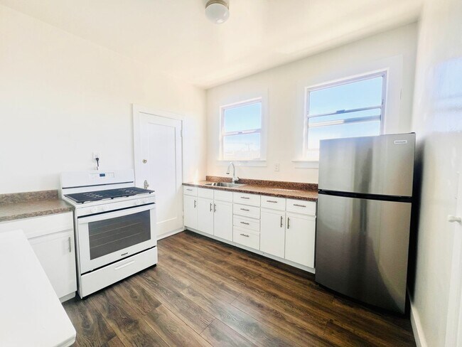 Building Photo - Exceptional Location! Sun Filled Top Floor...