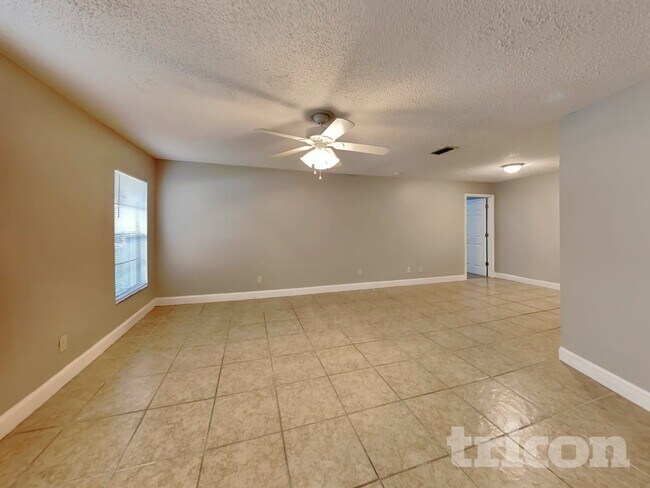 Foto del edificio - 818 Tarawood Ln