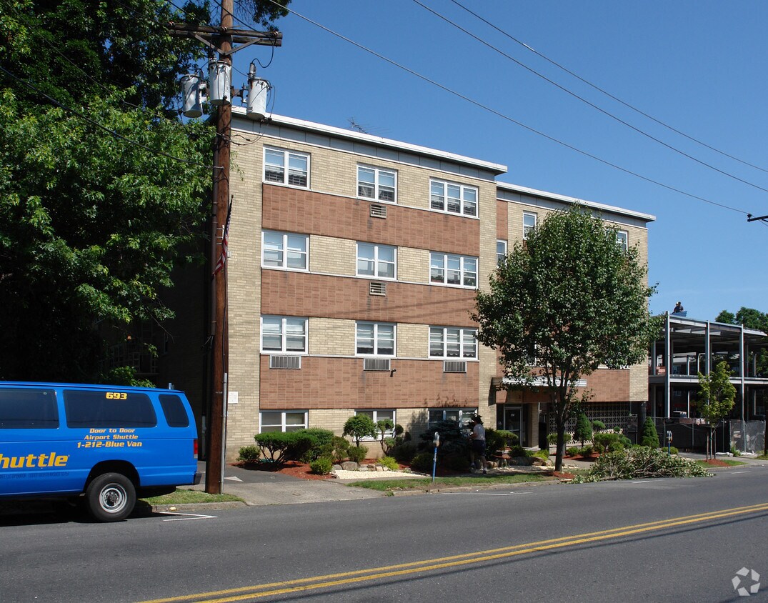 Foto del edificio - 443-445 Broad Ave