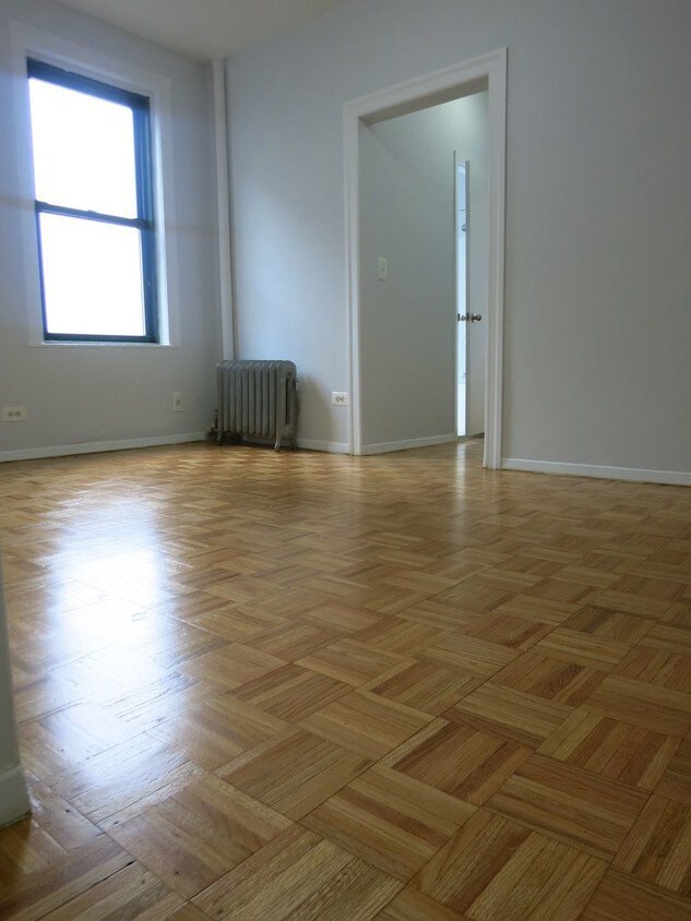 Foto principal - 541 E 78th St