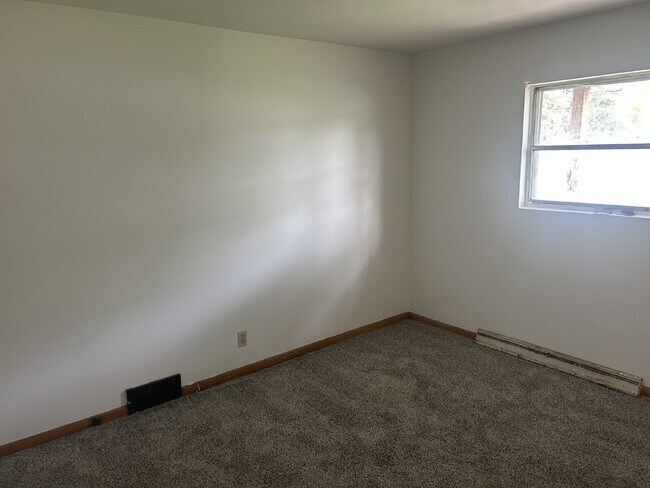 Foto del edificio - Three bedroom lower unit.