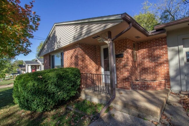 Building Photo - 517 E 2nd St