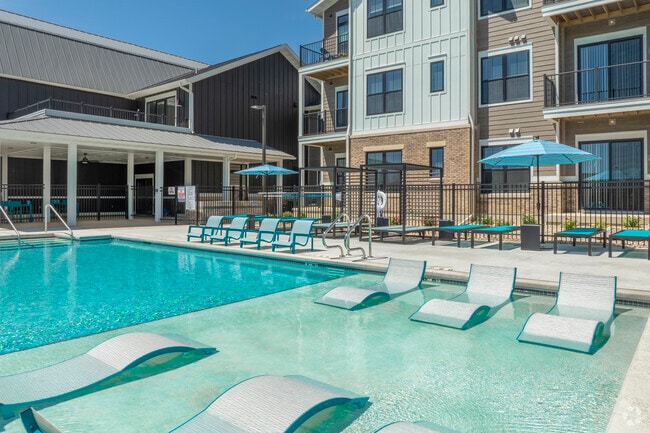 Piscina - Homestead Luxury Apartments