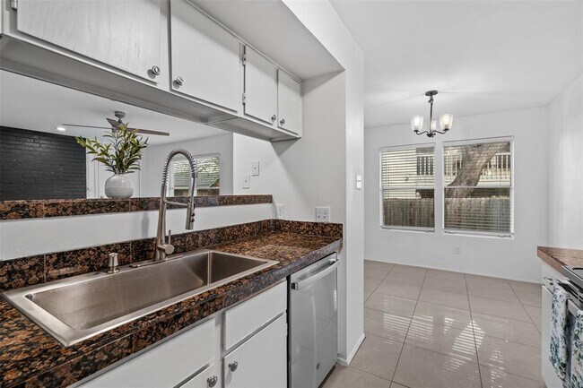 Foto del edificio - 4413 Whispering Valley Dr