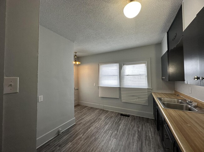 Building Photo - 27 State-S