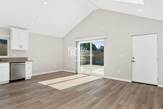 Building Photo - 996 S Siet Pl