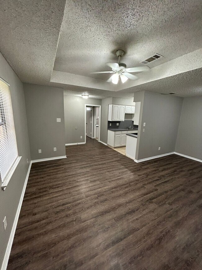 Building Photo - 404 Jordan Ln