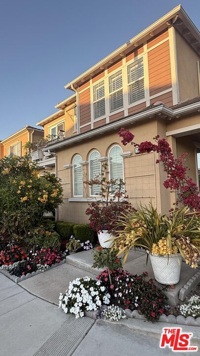 Foto del edificio - 14811 Blossom Ln