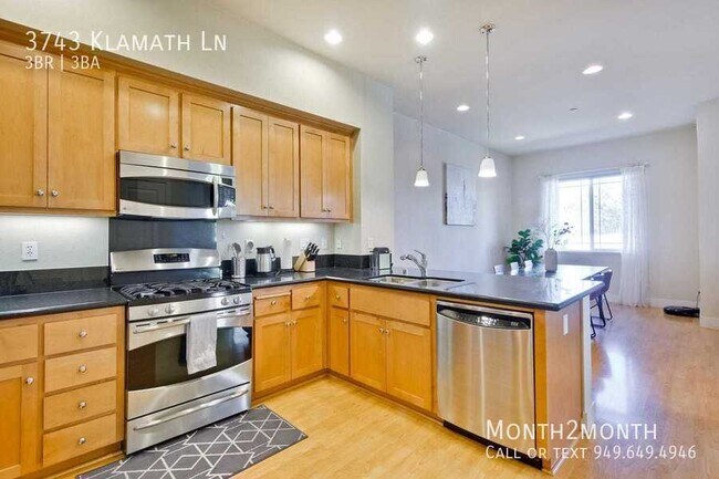Building Photo - Compact Luxury Townhome on Klamath Ln