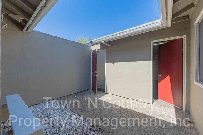 Foto del edificio - 3 Bedroom, 2 Bath Creekside Condo Available Now!