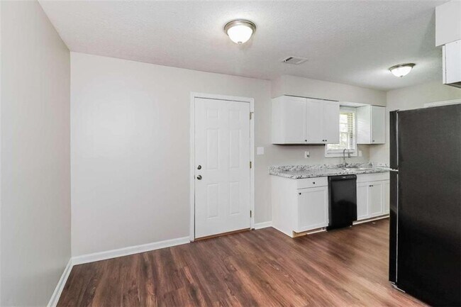 Building Photo - 2700 Aruba Dr