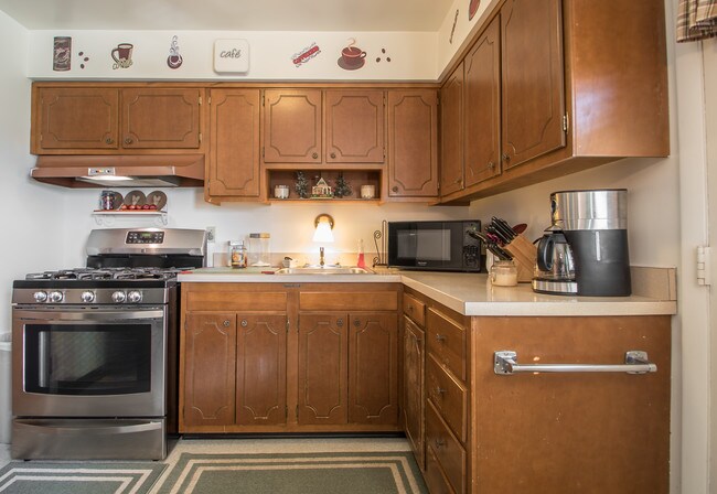 Kitchen - 1063 E Home Rd