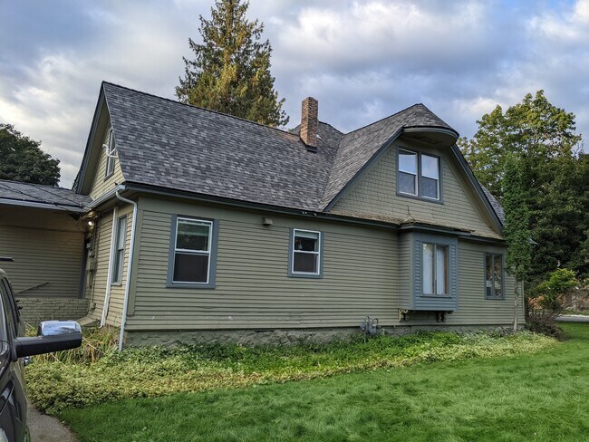 Building Photo - 904 N 23rd St