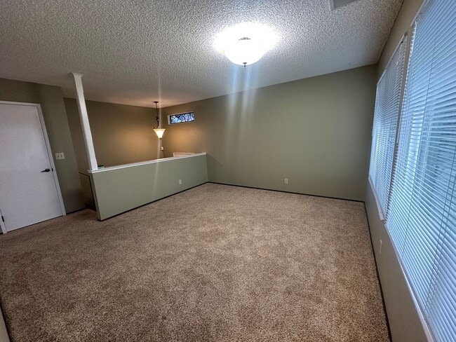 Building Photo - Three bedroom Clearview Circle Condo!
