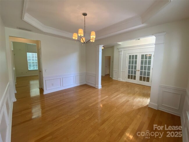 Building Photo - 9901 Hazelview Dr