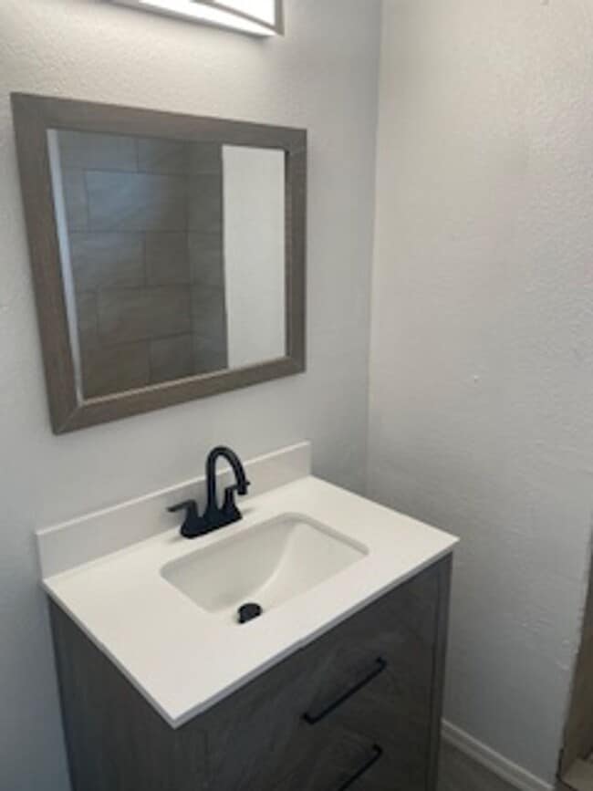 Foto del edificio - 1651 E 24th St