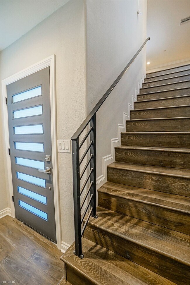 Building Photo - 3 br, 3 bath Duplex - 1116 -1118 1/2 West ...