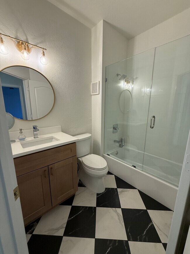 Foto del edificio - 716 Seagate Dr