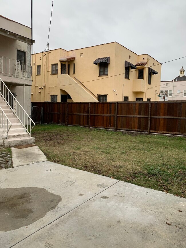 Entrada al apartamento en el patio trasero del edificio. - 824 1/2 S Curson Ave