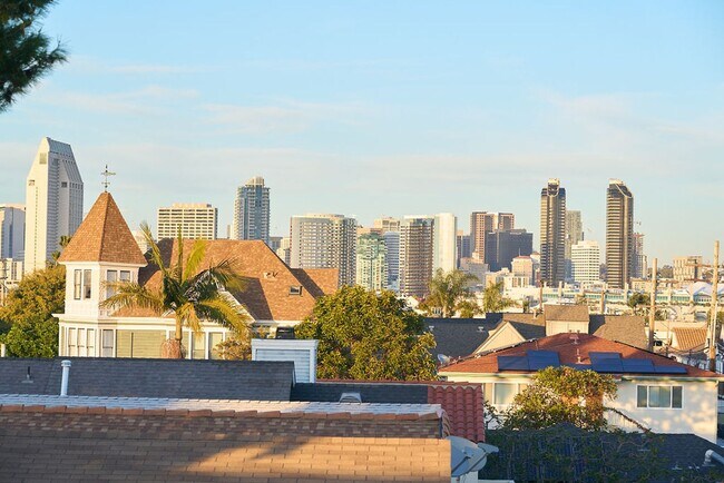 Foto del edificio - FURNISHED Modern One Bedroom+Loft Coronado! In Unit W/D! AC! Assigned Parking!