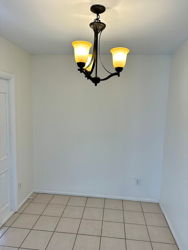 Foto del edificio - Nicely updated Marlette Estates home with pool, 3 beds, 2 baths. Features tile wood floors, firep...