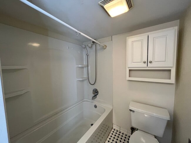 Foto del edificio - 2 Bed, 1 Bath in York Neighborhood  HALF O...