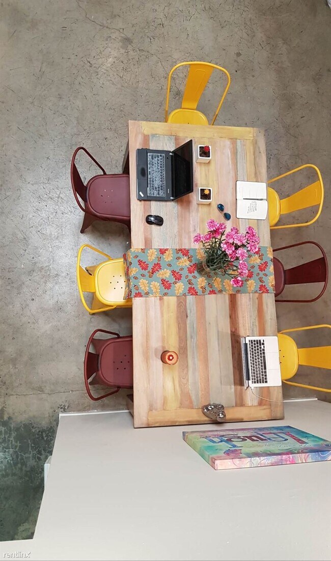 Building Photo - 924 W 23rd St