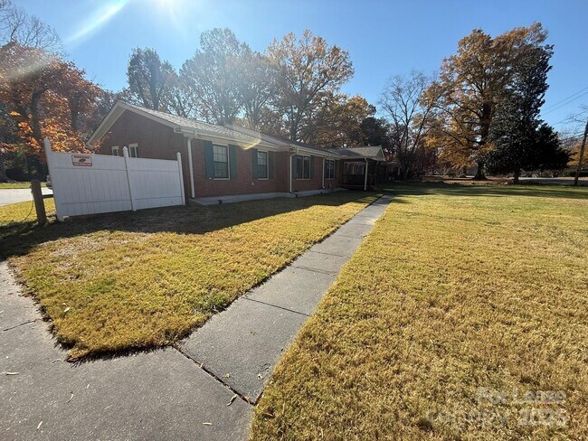 Foto del edificio - 6124 Williams Rd