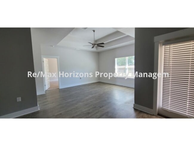 Building Photo - Great Arbor Place Home!