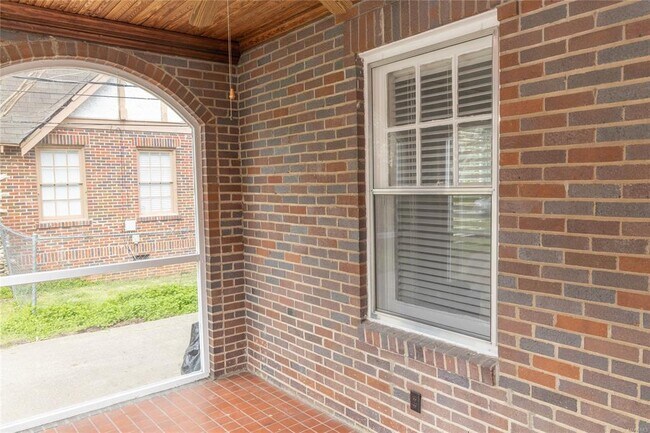 Building Photo - 3355 Lexington Rd