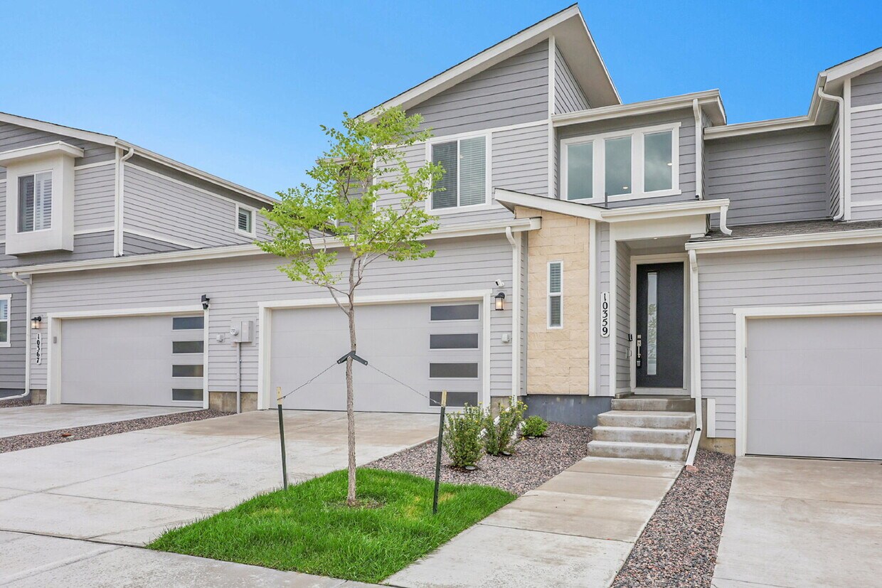 Foto principal - $2,090 - 2 Bed, 2.5 Bath Updated Townhome ...