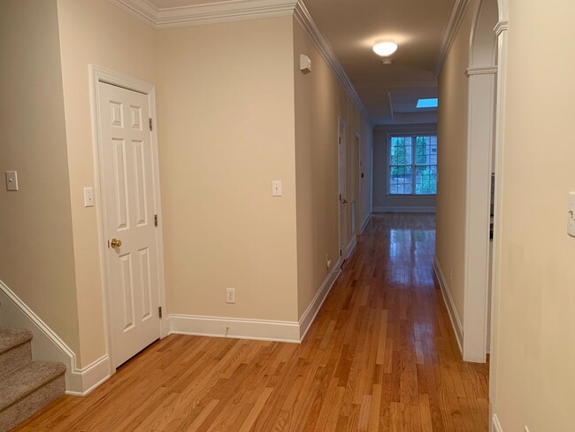 Building Photo - Large 3 Bed | 2.5 Bath Townhouse With Firs...
