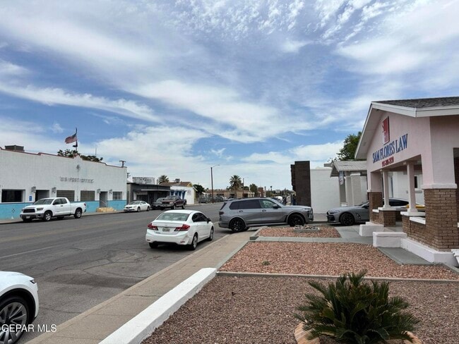 Foto del edificio - 3004 Yandell Dr