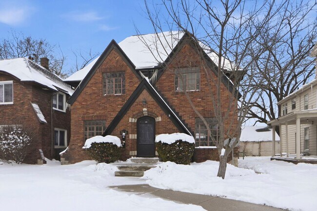 Foto del edificio - 714-716 Packard Ave