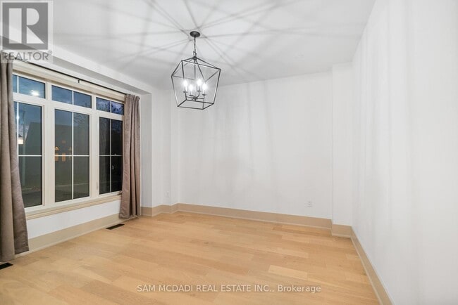 Photo du bâtiment - 1651 Angus St