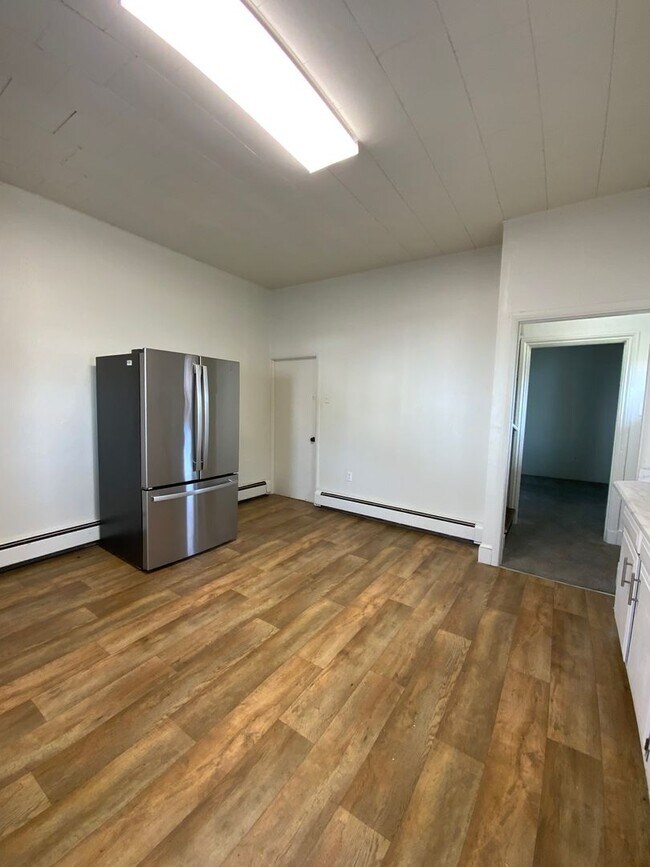 Building Photo - 557 Union St