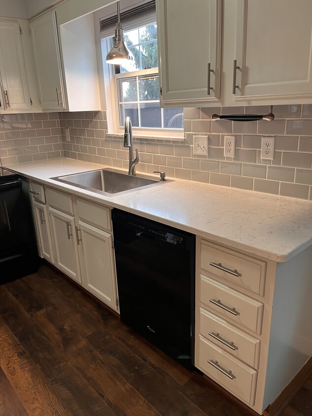 Quartz counter, subway tile, and large stainless steel sink - 1172 Worthington Woods Blvd