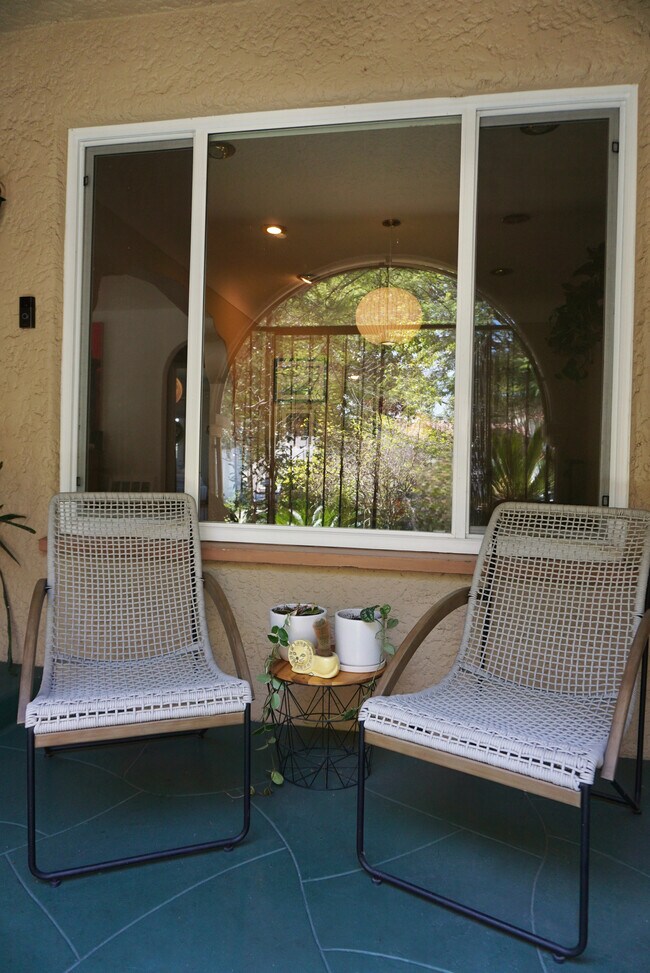 Foto del edificio - 1327 S Cloverdale Ave