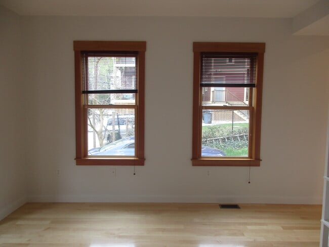 Living room windows. - 15B Dresden Street