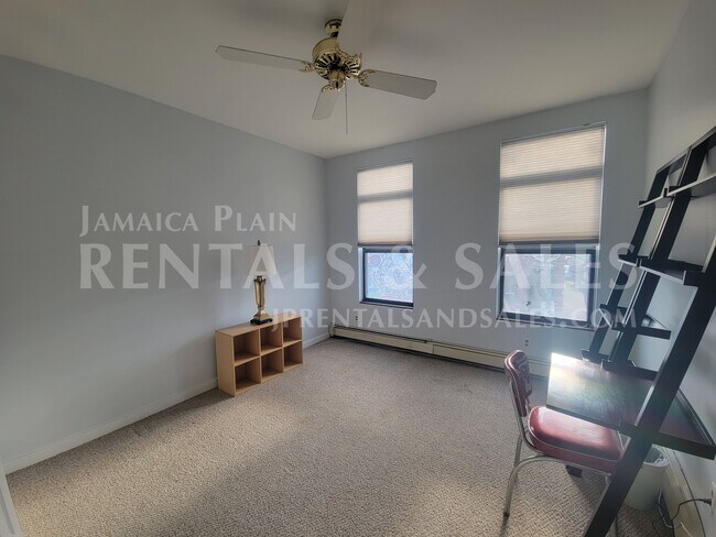 Building Photo - 456 Centre St