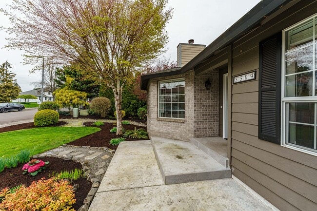Building Photo - Stunning 4-Bedroom 2.5 Bath Home in Maple ...