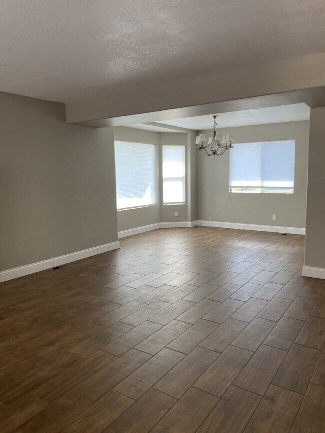 Building Photo - 5 bedroom - Oxbow