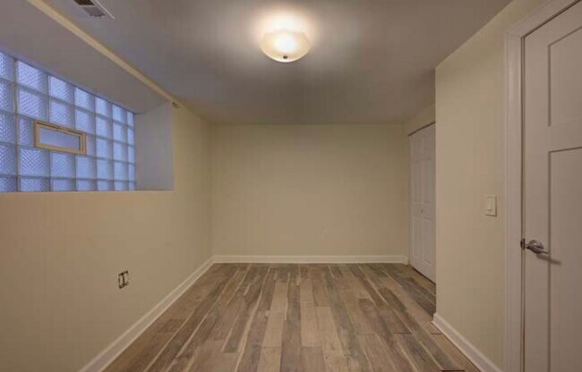 Dormitorio - 6116 S Evans Ave