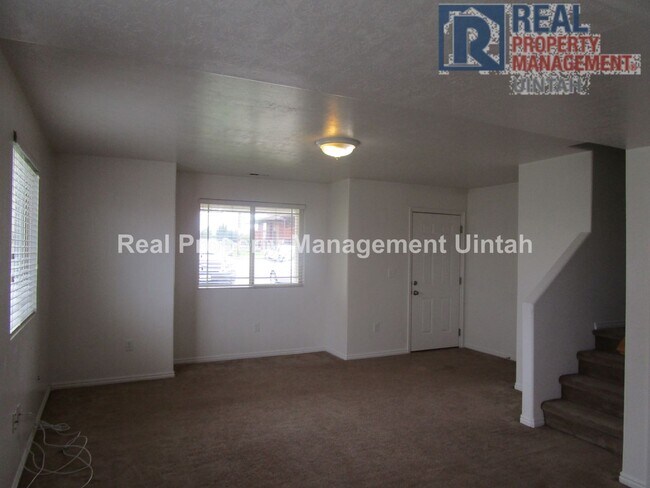 Foto del edificio - Real Property Management Uintah is currently renting this 3 bed, 1.5 bath twin home available in ...