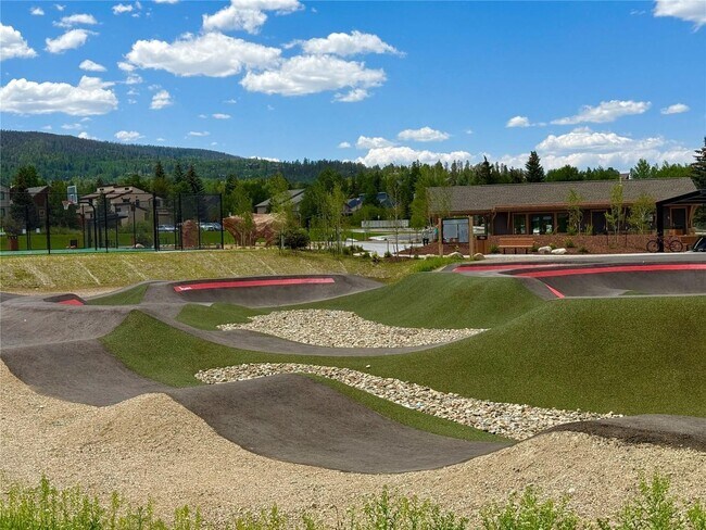 Building Photo - Home in Willowbrook for Rent